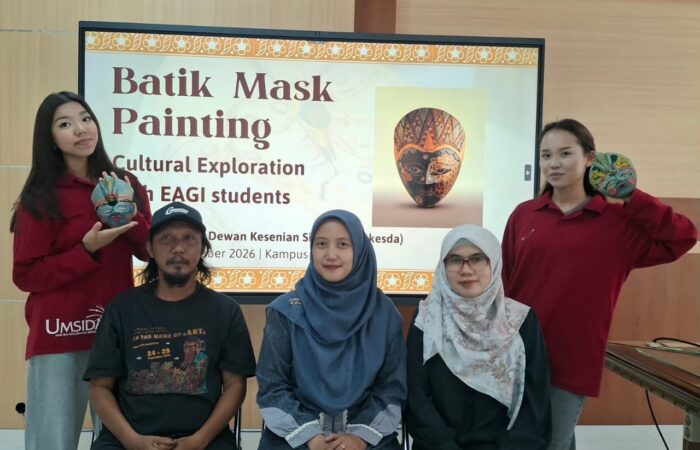 2 Mahasiswa Inbound Kazakhstan Eksplor Batik Bersama PBI UMSIDA
