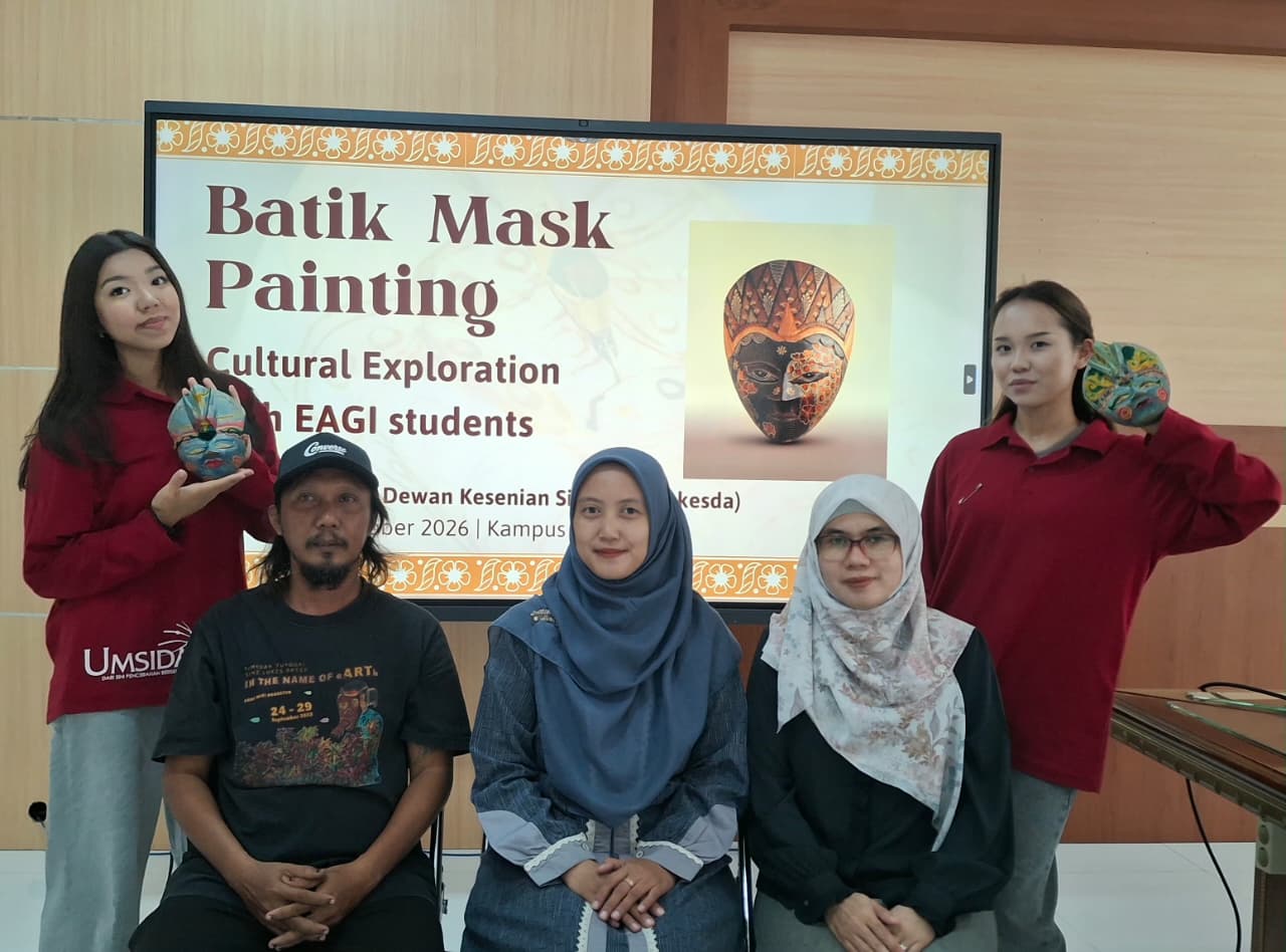 2 Mahasiswa Inbound Kazakhstan Eksplor Batik Bersama PBI UMSIDA