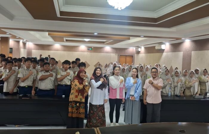Dua mahasiswa inbound asal Kazakhstan yang tengah menempuh studi di PBI FPSI Umsida menggelar program school visit yang penuh energi di Auditorium Nyai Walidah SMA Muhammadiyah 2 Sidoarjo (SMAMDA).
