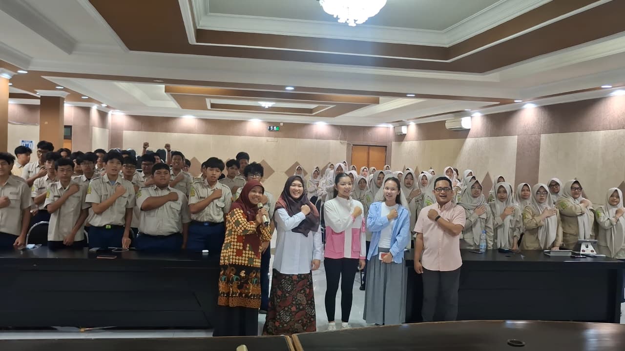 Dua mahasiswa inbound asal Kazakhstan yang tengah menempuh studi di PBI FPSI Umsida menggelar program school visit yang penuh energi di Auditorium Nyai Walidah SMA Muhammadiyah 2 Sidoarjo (SMAMDA).