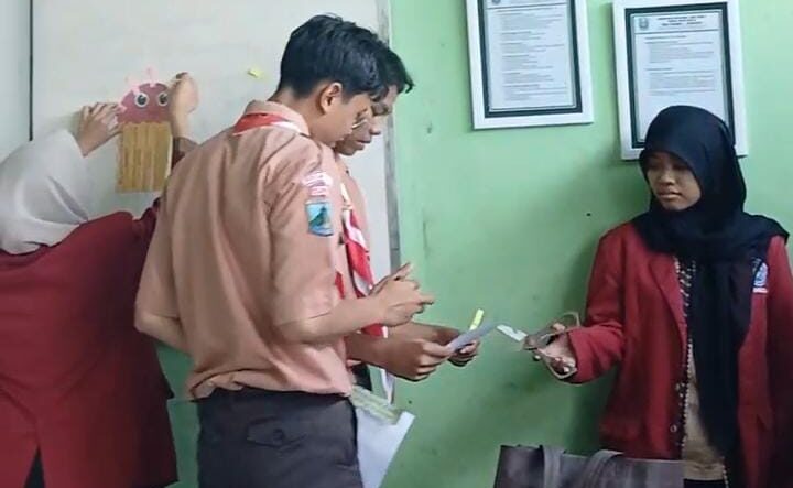 PBI UMSIDA hadirkan pembelajaran yang kreatif melalui kegiatan English Club di SMAN 1 Wonoayu